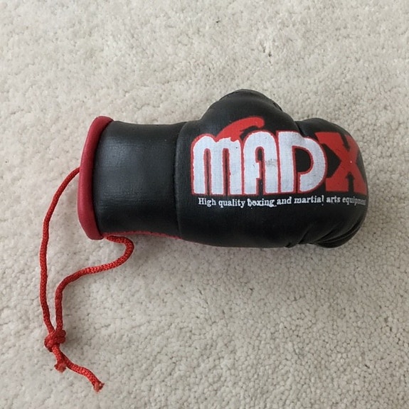 MadX nyrkkeilyhanska maskotti