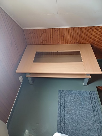 Tarpeettomana iso olohuoneen pöytä/ mahdollisuus myös vaihtaa esim. Vuodesohva