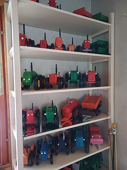 Puisia traktoreita+kärryjä ja autoja