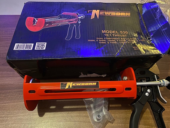 Newborn caulk gun