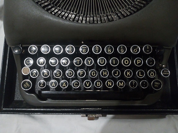 Matkakirjoituskone 1940 luvulta