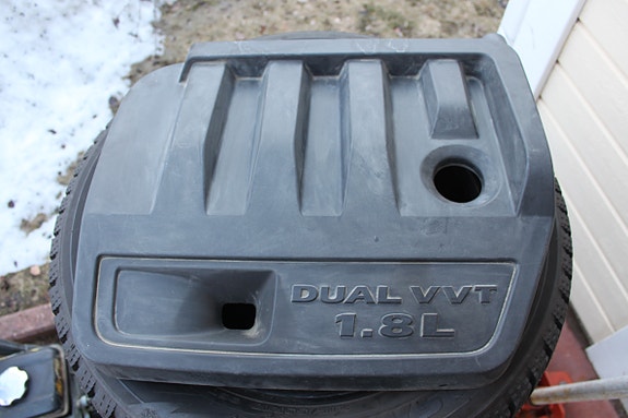 Dodge Caliber 1,8 bensa moottorin suojakansi