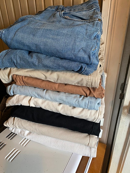 Miesten vaatteita L, XL jotku XXL, 34 tuumaa käyttävältä.