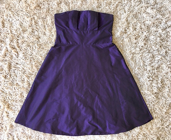 S.T.I. violetti, olkaimeton juhlamekko / mekko / satiinimekko, M / L