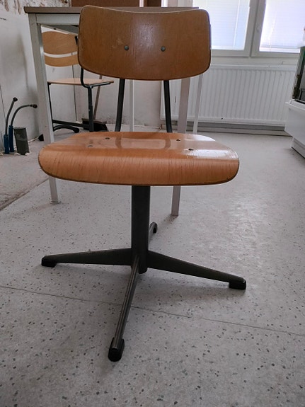 Vintage tuoli vanhalta koululta