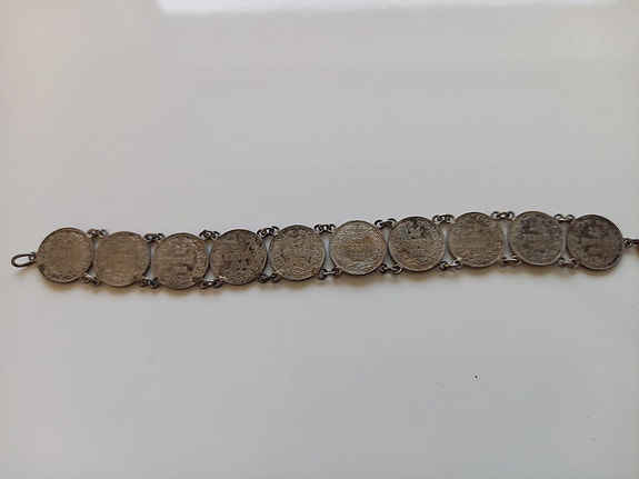 Hopeakolikoista tehty koru Suomi 1910-1918
