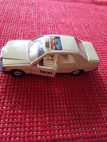 Peltiauto taxi corgi