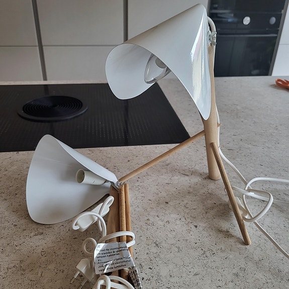2 x jalallinen yöpöydän valaisin