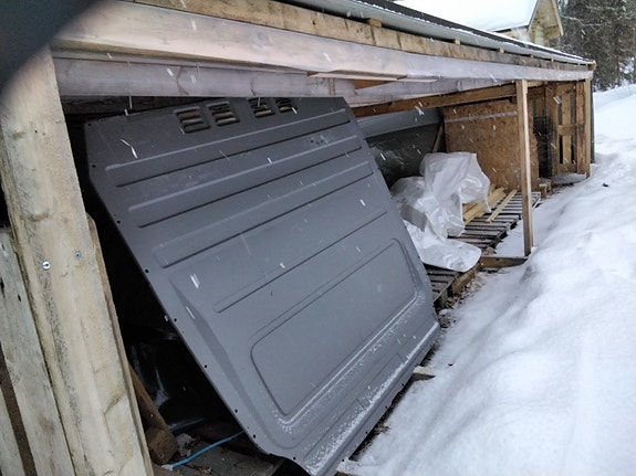 Väliseinä pakettiautoon