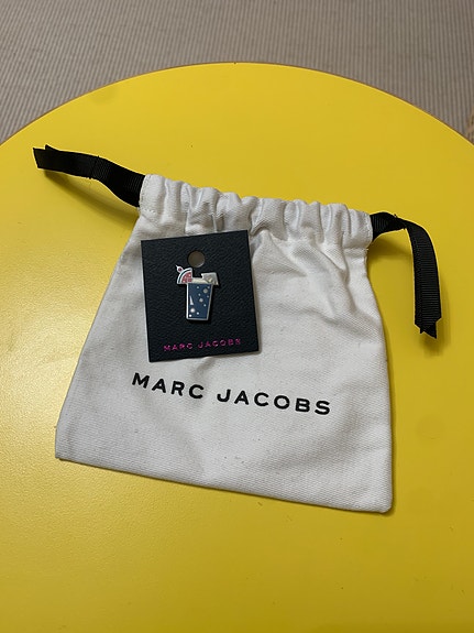 Marc by marc jacobs pinssi rintamerkki