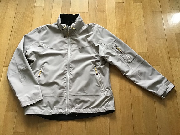 Beige ulkoilutakki. L-koko