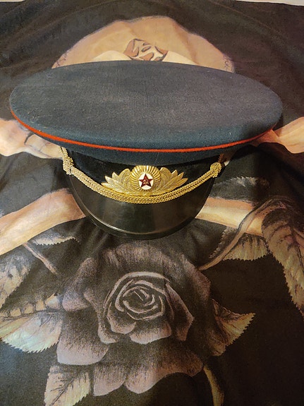 Puna-armeijan upseerin lippalakki