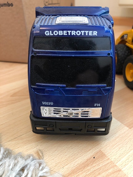 Volvo leikkikuorma-auto.