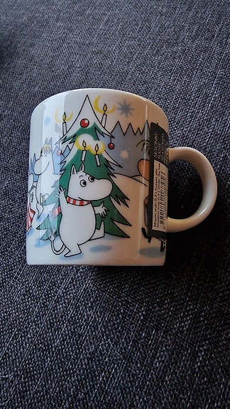 Muumimuki kuusen alla *tarra*
