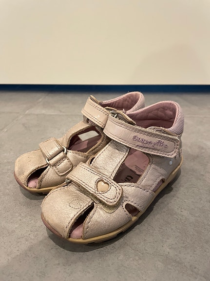 Superfit sandaalit koko 23
