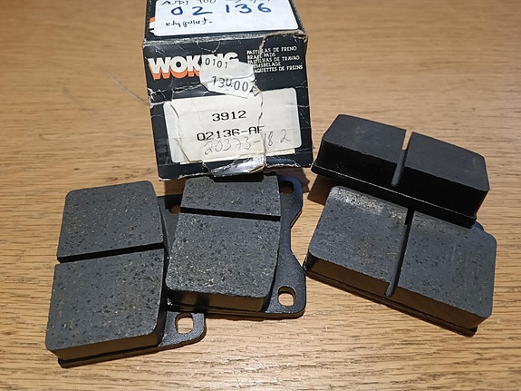 Audi 100 -7/81 uudet etujarrupalat
