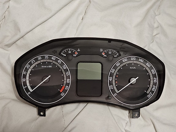 Skoda octavia 2 RS mittaristo bensa malleihin sopiva