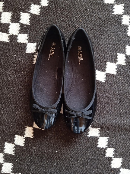 39 koon mustat ballerinat (Line Collection)