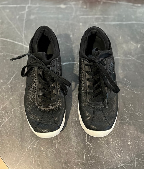 Nike lenkkarit (37,5-koko) mustaa pehmeää nahkaa