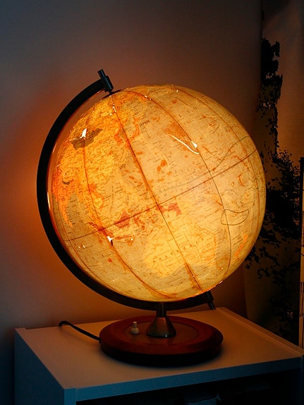 Vintage Retro pallokartta / karttapallo valolla suomen kieli