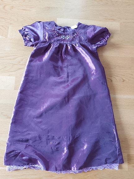 Lila juhlamekko 122cm