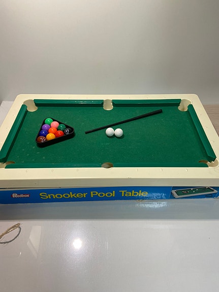 retro/vintage lelu biljardi pöydälle