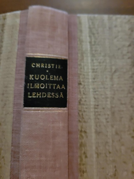 Agatha Christie Kuolema ilmoittaa lehdessä 1951