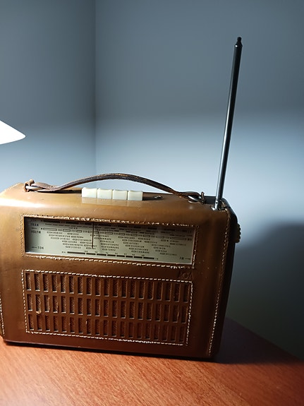 Antiikkinen AGA radio Transistor, nahkapäällinen. anteeni-nuppi pois