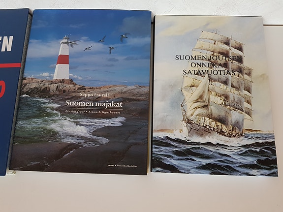 Hyvät tietokirjat: Suomen majakat, Suomen joutsen, Atlas pehmustekansi