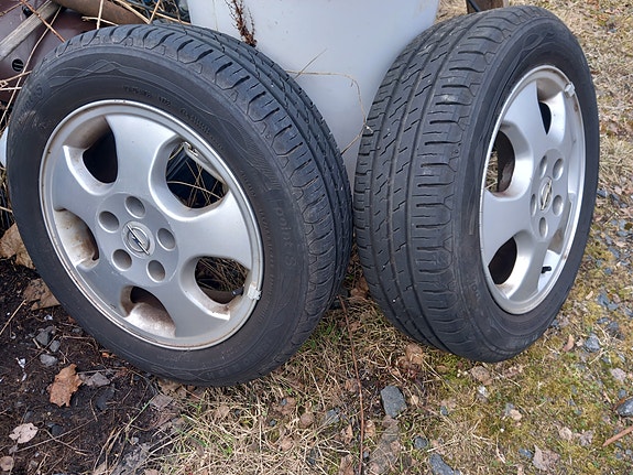 2 kpl uutta vastaavia Opel Combossa olleet renkaat aluilla.