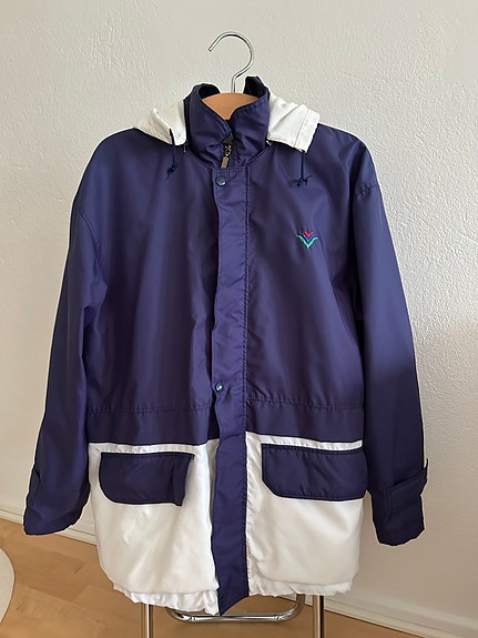 Violetti-valkoinen takki ( arviolta L/XL-koko )