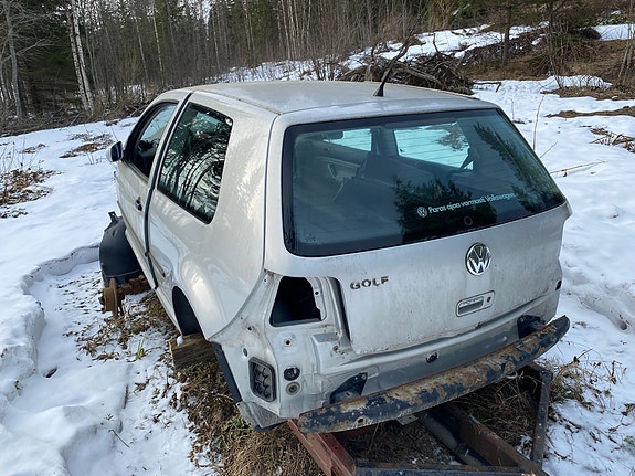 vw golf IV osina mm. tyhjä kori papereilla