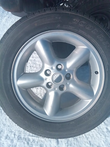 Goodride 255/55R18 renkaat vanteilla