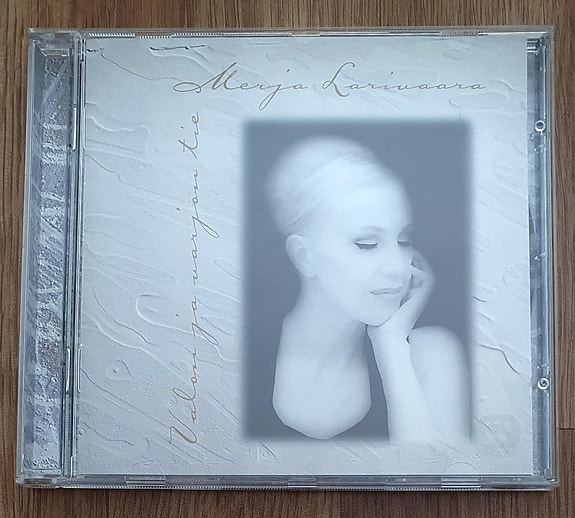 Merja Larivaara - Valon ja varjon tie cd nimikirjoituksella
