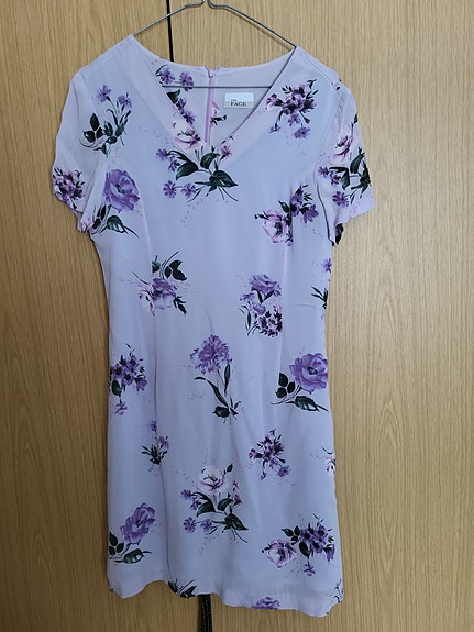 Vaalean violetti mekko