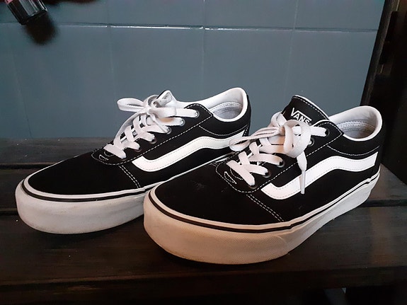 Myydään Vans vapaa-ajan kengät koko US women 10,5, EUR 42.