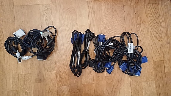 DVI ja VGA-johtoja yksittäinen tai kaikki