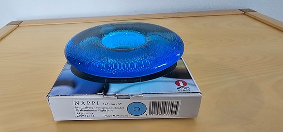 Iittala Nappi-tuikku, design by Markku Salo. Halkaisija 15,5 cm, sininen