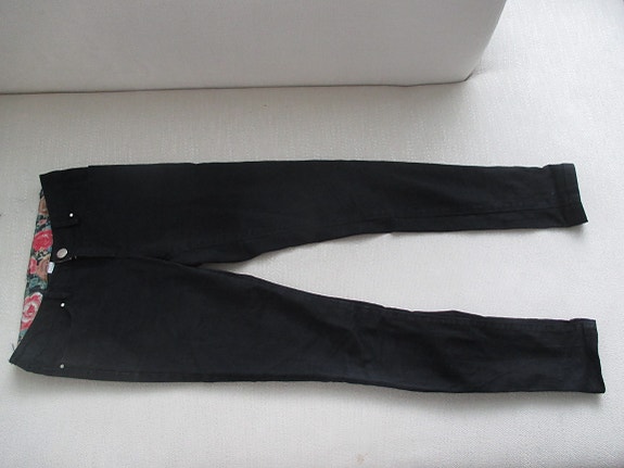 Mustat kapeat farkut koko 34