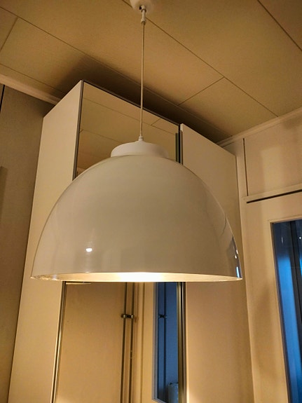 Valkoinen riippuvalaisin metallivarjostimella