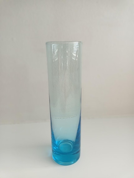 Lasi maljakko.