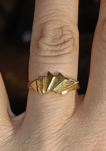 Kultasormus Tammen koru, design Riitta Hakala