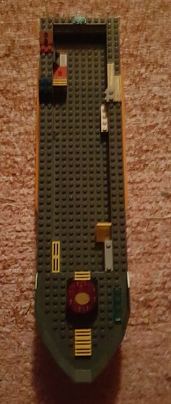 Lego-laivan alaosa sekä pelastusvene