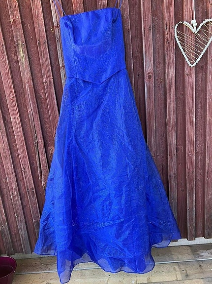 Kauniin sininen mekko kesän juhliin.