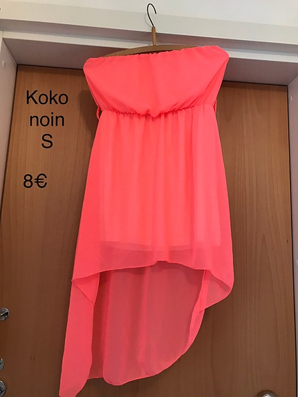 Kirkkaan korallin värinen mekko