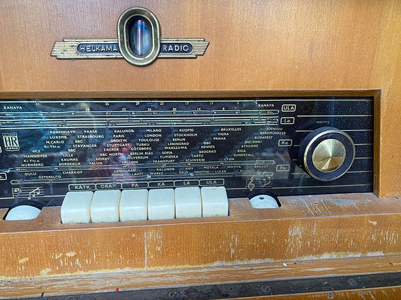 Helkama levysoitin putkiradio