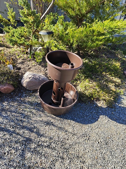 Muovisia istutustelineitä