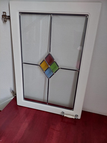 Valkoiset kaapin ovet 8 kpl. Keskellä kuvio sin/pun/vihr/kelt/ kirkasta lasia