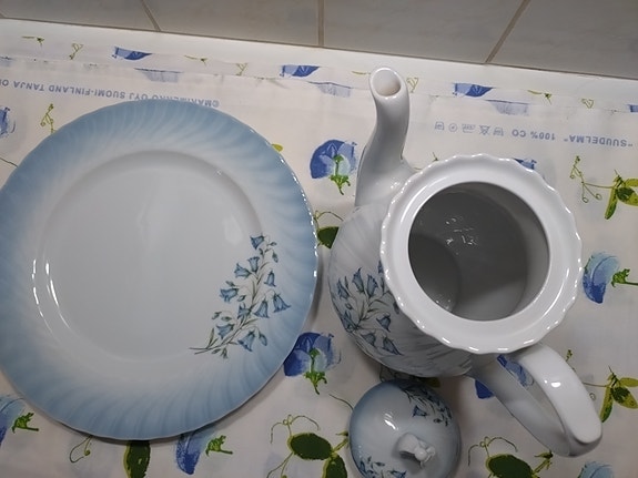 Christineholm Porcelaine, Apilanlehtiastiat