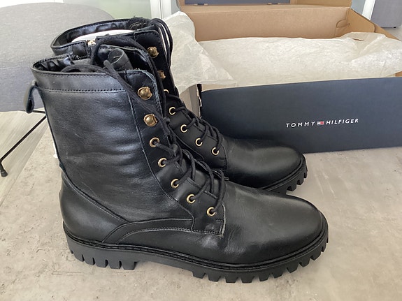 Tommy Hilfiger mustat saappaat 41
